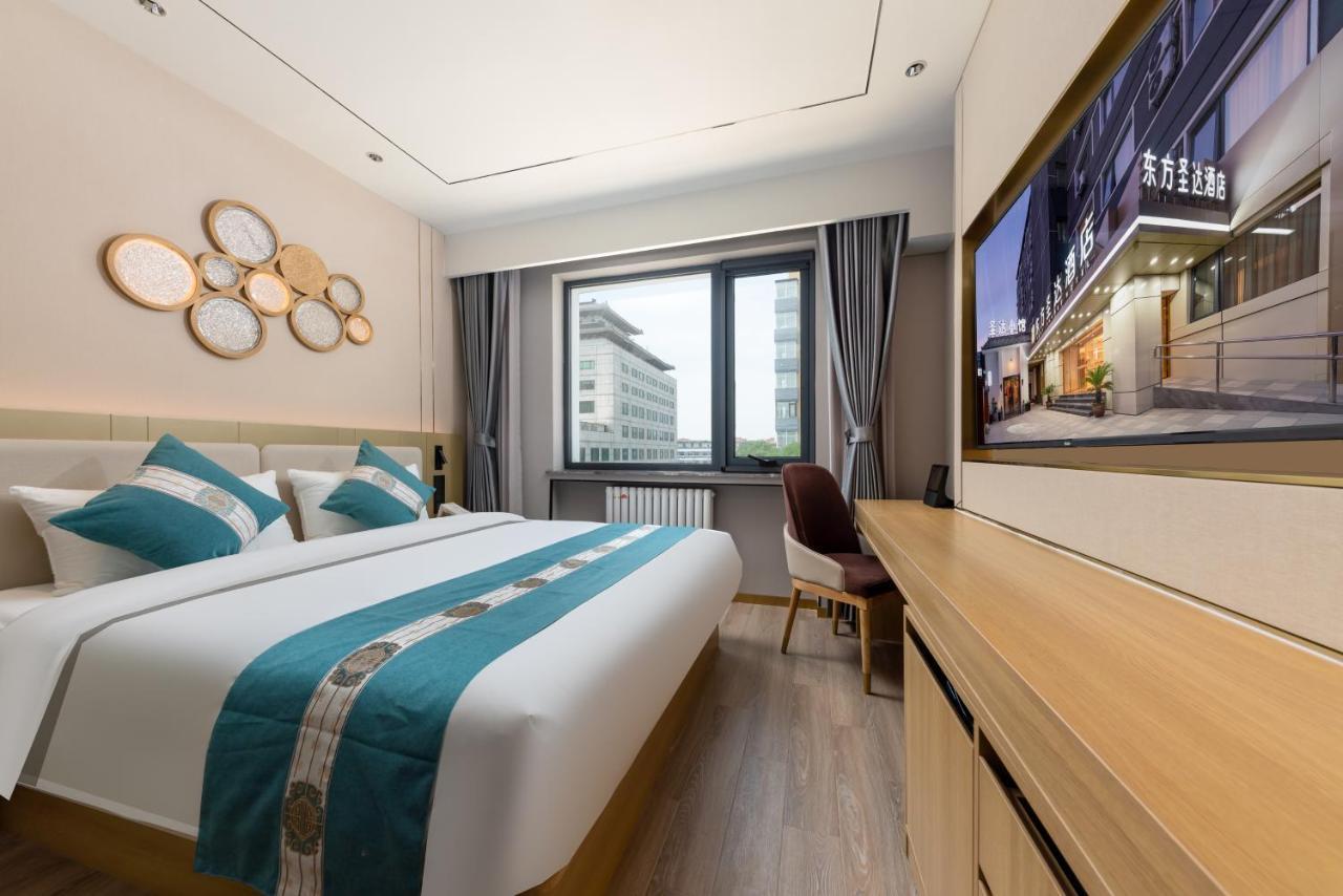 East Sacred Hotel--Very Near Beijing Tiananmen Square ,The Forbidden City,The Temple Of Heaven ,3 Minutes' Walk To Wangfujing Subway ,Located In The Center Of Beijing, Many Shopping Malls Around,Newly Renovated Hotel-Able To Receive Foreign Guests Exterior foto A room at the hotel