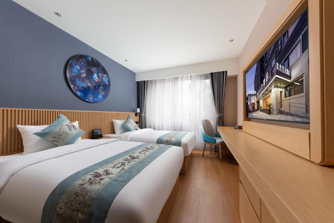 East Sacred Hotel--Very Near Beijing Tiananmen Square ,The Forbidden City,The Temple Of Heaven ,3 Minutes' Walk To Wangfujing Subway ,Located In The Center Of Beijing, Many Shopping Malls Around,Newly Renovated Hotel-Able To Receive Foreign Guests Exterior foto Deluxe room