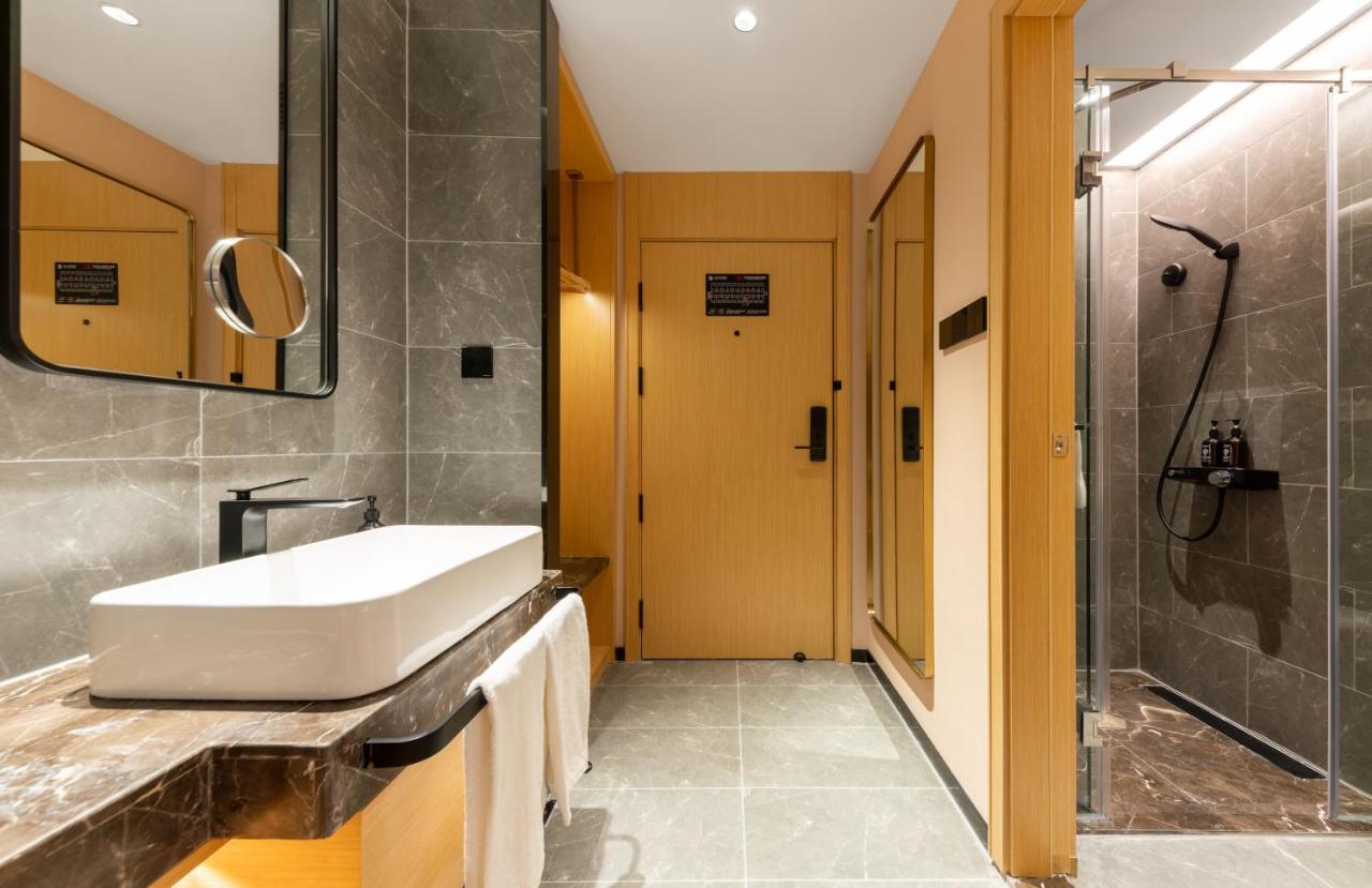 East Sacred Hotel--Very Near Beijing Tiananmen Square ,The Forbidden City,The Temple Of Heaven ,3 Minutes' Walk To Wangfujing Subway ,Located In The Center Of Beijing, Many Shopping Malls Around,Newly Renovated Hotel-Able To Receive Foreign Guests Exterior foto Bathroom