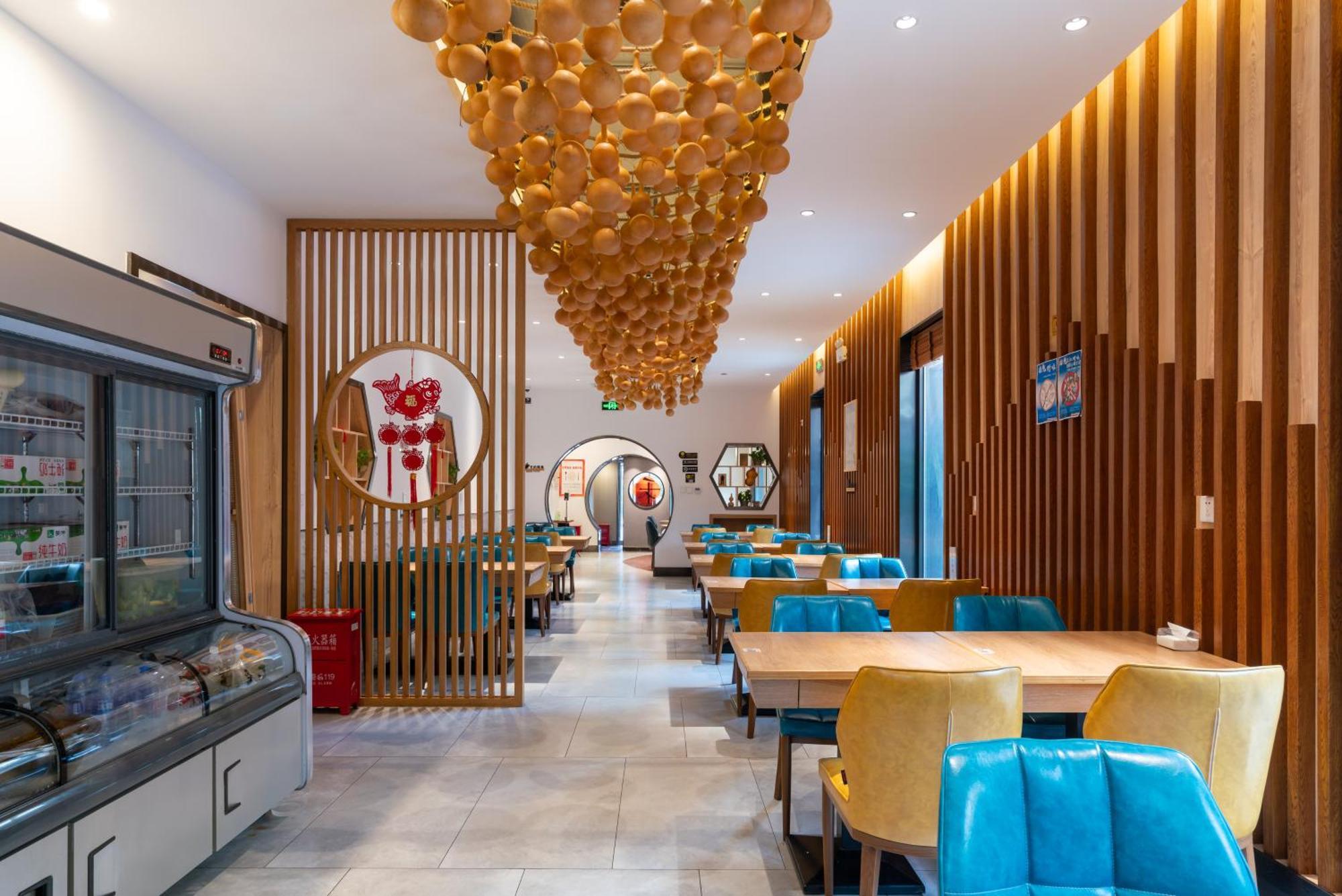 East Sacred Hotel--Very Near Beijing Tiananmen Square ,The Forbidden City,The Temple Of Heaven ,3 Minutes' Walk To Wangfujing Subway ,Located In The Center Of Beijing, Many Shopping Malls Around,Newly Renovated Hotel-Able To Receive Foreign Guests Exterior foto Interior of a restaurant in China