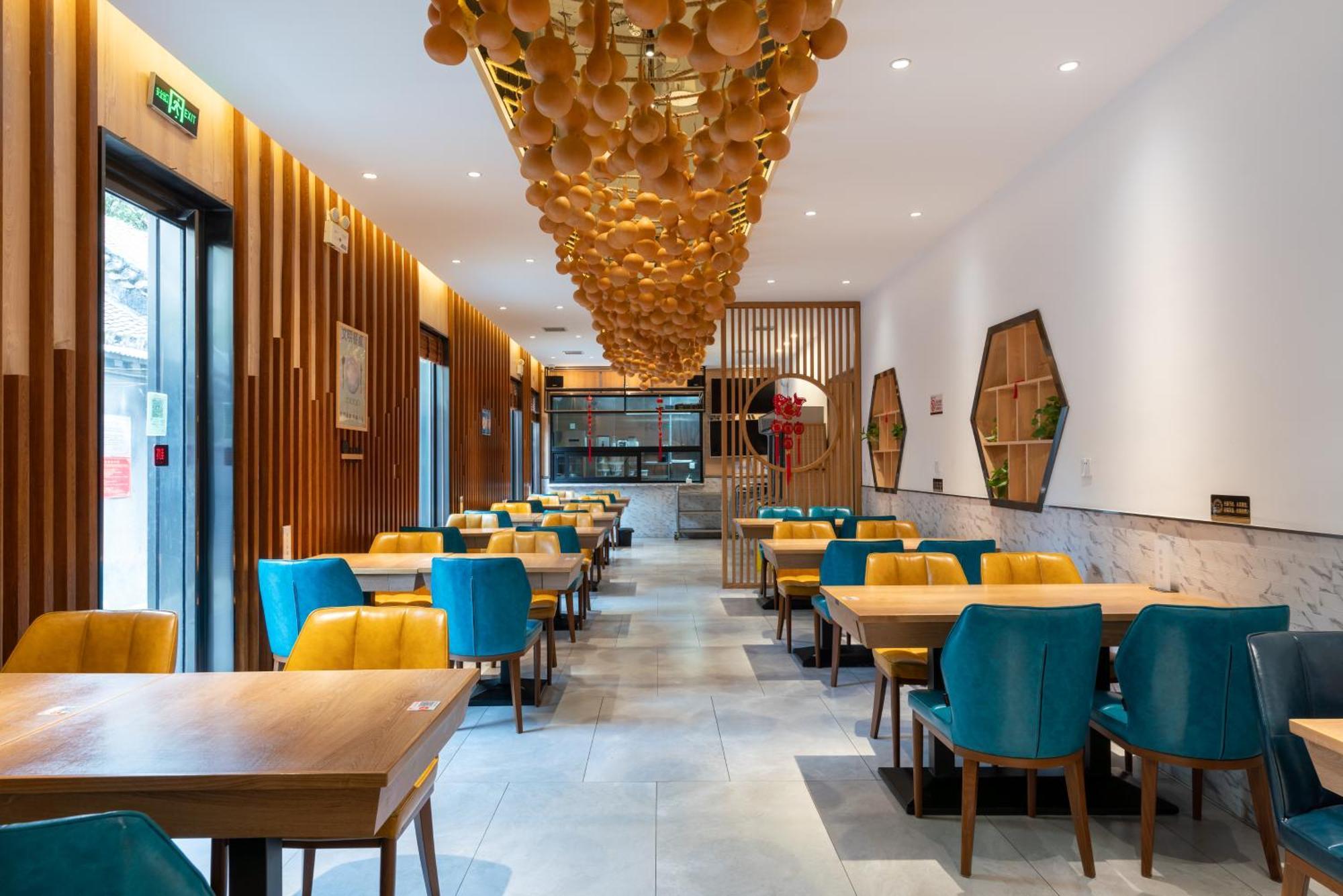 East Sacred Hotel--Very Near Beijing Tiananmen Square ,The Forbidden City,The Temple Of Heaven ,3 Minutes' Walk To Wangfujing Subway ,Located In The Center Of Beijing, Many Shopping Malls Around,Newly Renovated Hotel-Able To Receive Foreign Guests Exterior foto Interior of a restaurant in Beijing