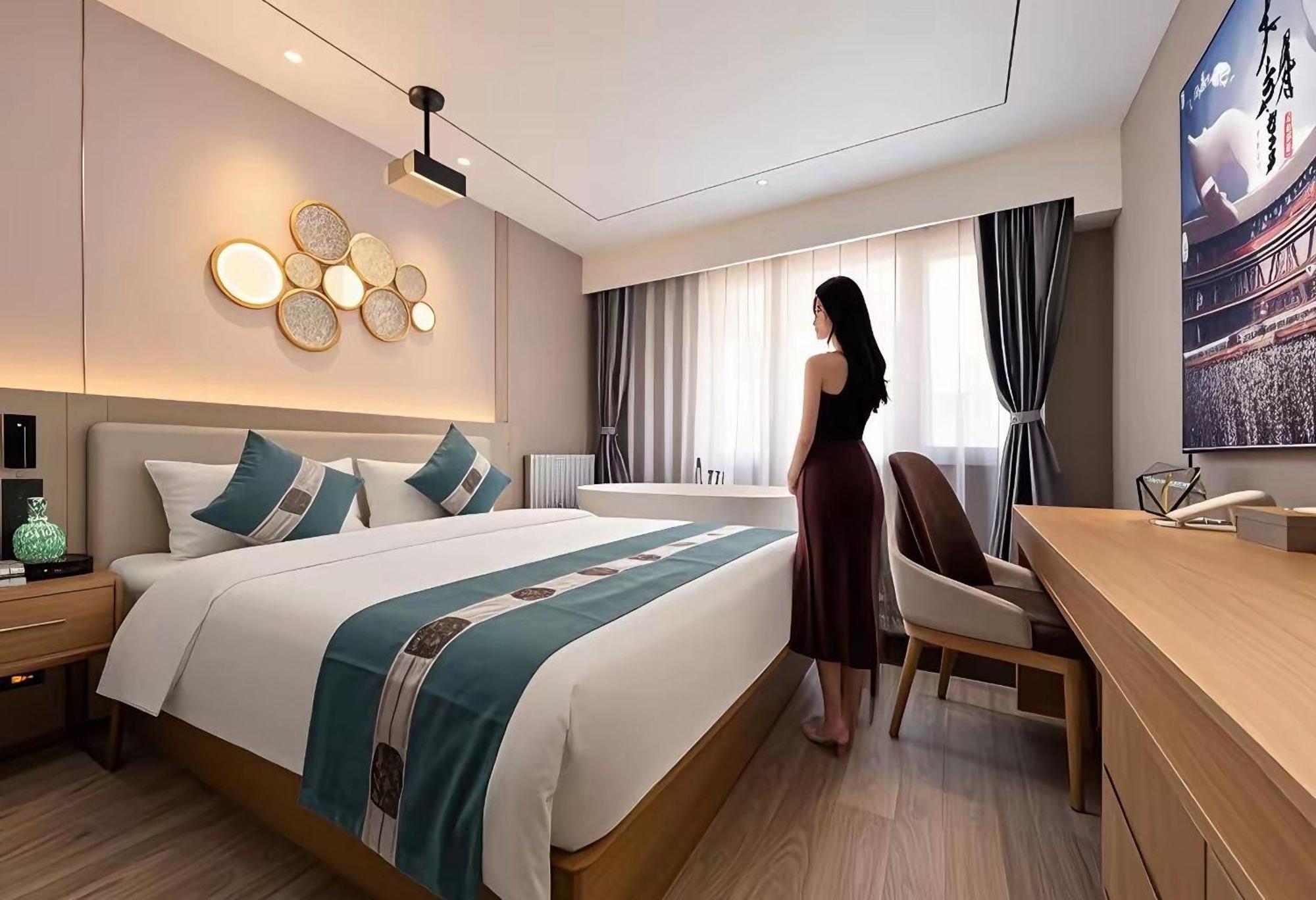 East Sacred Hotel--Very Near Beijing Tiananmen Square ,The Forbidden City,The Temple Of Heaven ,3 Minutes' Walk To Wangfujing Subway ,Located In The Center Of Beijing, Many Shopping Malls Around,Newly Renovated Hotel-Able To Receive Foreign Guests Exterior foto A room at the hotel